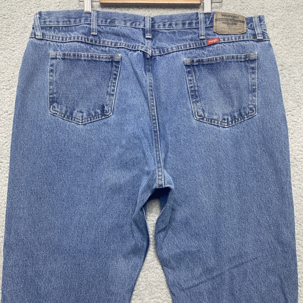 Wrangler Jeans Men 42x30 Blue Denim 100% Cotton Straight Med  Wash Cowboy - Picture 4 of 12